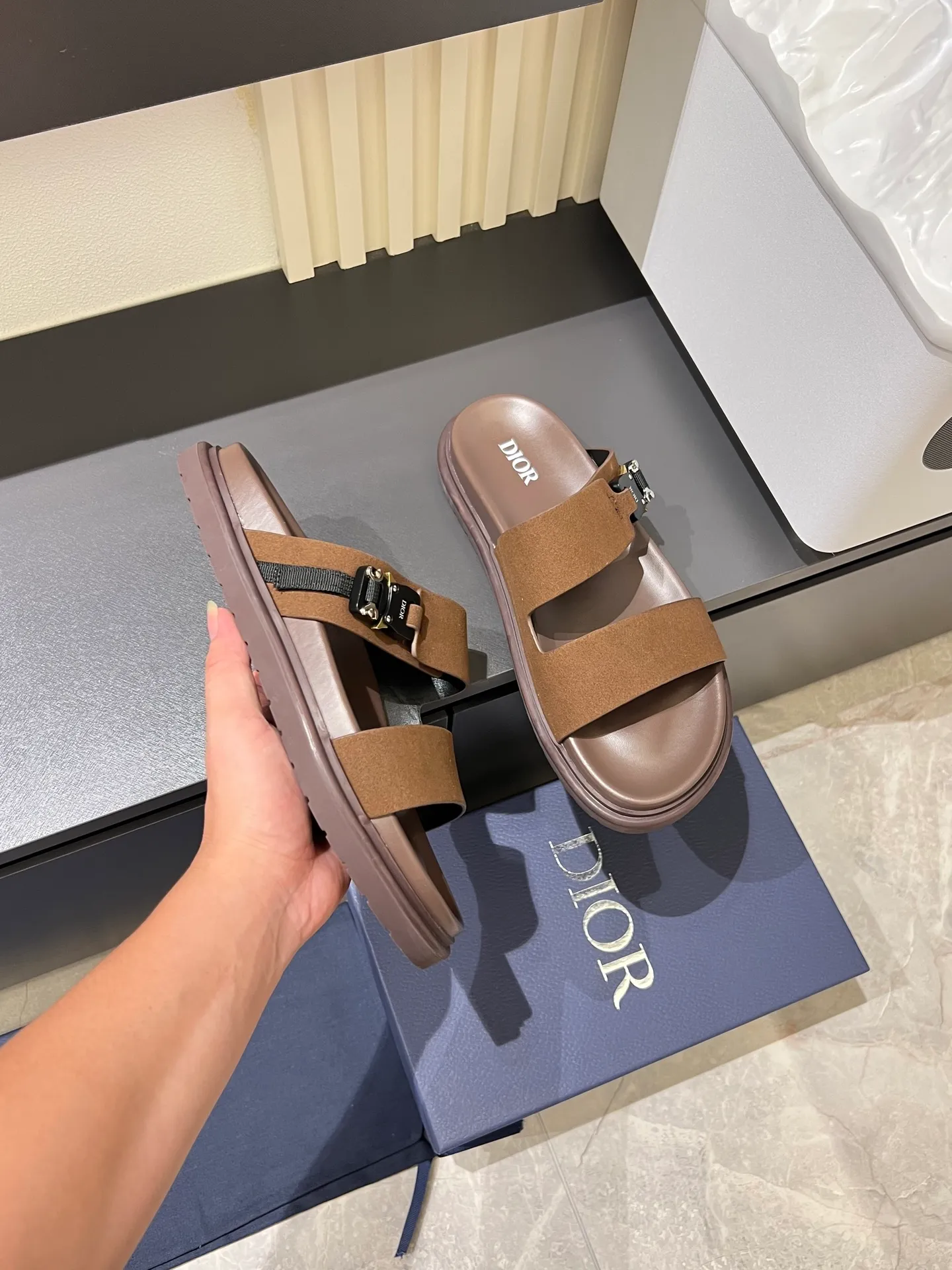 Men's Men's Shoes 💰p320 Dio* Men's Sandals Slippers. Showcasing Dior haute couture design. The Dior gray suede strap is accented with an aluminum Dior buckle for added style. Paired with a comfortable tonal notch sole, they pair easily with shorts or jeans for a sophisticated look. Main body: suede cow leather, technical fabric lining: cow leather, with adjustable straps, aluminum Dior buckle, Dior gray EVA insole, tonal notched rubber outsole splicing structure, size: 38-44 (customized at 45.46)